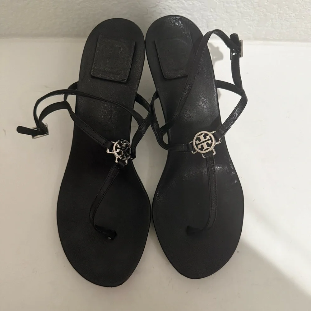 TORY BURCH Emmy Black Leather T-Strap Thong Sandals Kitten Heel Medallion Sz 9.5